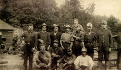 Fotografía del emigrante Ángel Fullana en Sterlington (Louisiana, EEUU) con sus compañeros de trabajo.