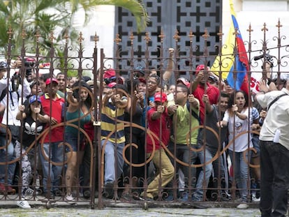 Venezuelanos que apoiam o Governo forçam a entrada no Parlamento, em Caracas.