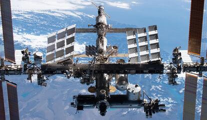 Imagen de la Estación Espacial  Internacional con la Tierra de fondo