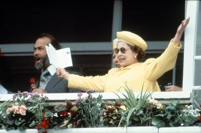 Isabel II sigue el Derby de Epsom, el 1 de junio de 1988. 