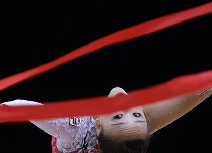 Son Yeon-jae de Corea del Sur realiza su ejercicion en la competición de gimnasia rítmica.