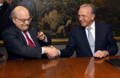 El presidente de la Caixa, Isidre Fainé (d), y el conseller de Economia de la Generalitat, Andreu Mas-Colell.