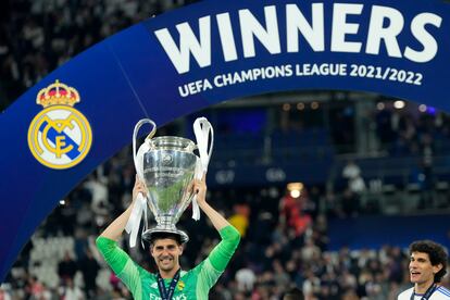 Courtois, el jugador del partido, levanta la copa, en el Stade de France de París.