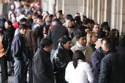 Colas para pedir el certificado de empadronamiento el pasado día 9 en el centro de Madrid.