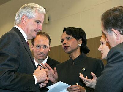 Condoleezza Rice conversa con Michel Barnier, ministro francés de Exteriores (izquierda), ayer en Vilna.