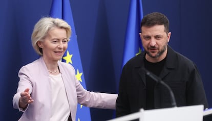 La presidenta de la Comisión Europea, Ursula von der Leyen, y el presidente de Ucrania, Volodímir Zelenski, el domingo en Bruselas.