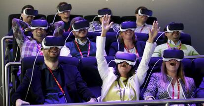 Un grupo de asistentes al Mobile World Congress de Barcelona prueba las gafas Oculus.