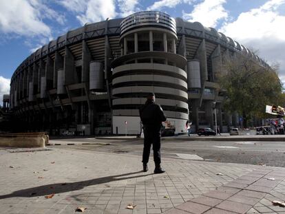 Un polic&iacute;a nacional, delante del estadio Santiago Bernab&eacute;u.