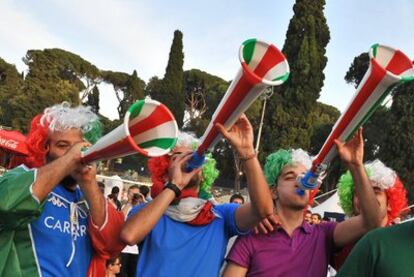 Hinchas del Mundial soplan las 'vuvuzelas'