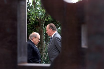 Juan Carlos I y Jordi Puyol charlan tras la inauguración de una  exposición de Chillida en la Fundación Miró de Barcelona en 2003.