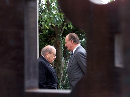 Juan Carlos I y Jordi Puyol charlan tras la inauguración de una  exposición de Chillida en la Fundación Miró de Barcelona en 2003.