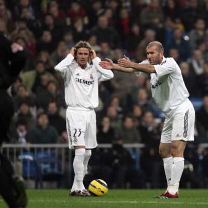 Beckham se prepara, junto a Zidane que protesta, para disparar la falta del segundo gol del Madrid.