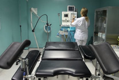 En el último año ha continuado el descenso del número de abortos en España. En la imagen, el quirófano de una clínica madrileña.