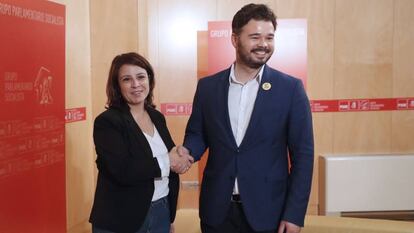 La portavoz del Grupo Socialista en el Congreso, Adriana Lastra, junto al portavoz de ERC, Gabriel Rufián, durante su reunión de la pasada semana en el Congreso.