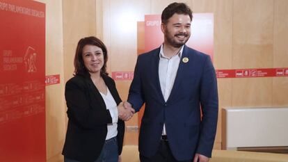 La portavoz del Grupo Socialista en el Congreso, Adriana Lastra, junto al portavoz de ERC, Gabriel Rufián, durante su reunión de la pasada semana en el Congreso.