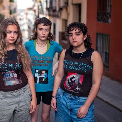 Varios alumnos del IES Ramiro de Maeztu posan con las camisetas que han diseñado dentro del proyecto "contra 'stickers" para reivindicar que se trata de imágenes inapropiadas creadas de forma anónima que se comparten de forma privada por el móvil, pero que difícilmente se mostrarían en la esfera pública, por ejemplo, en la vestimenta.