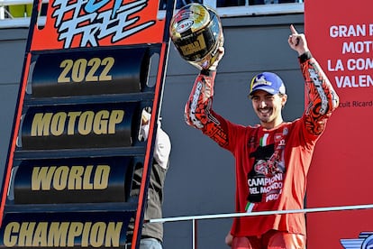 Pecco Bagnaia celebra en el podio su título de campeón del mundo de MotoGP este domingo en Cheste.