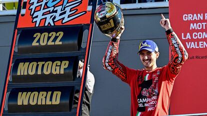 Pecco Bagnaia celebra en el podio su título de campeón del mundo de MotoGP este domingo en Cheste.