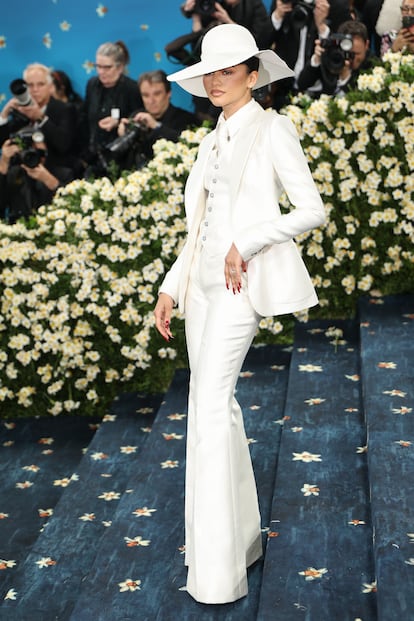 Gecenin en çok beklenen isimlerinden biri olan oyuncu Zendaya, yüzü olduğu marka Louis Vuitton'dan üç parçalı bir takım elbise tercih etti. Monokrom kıyafet, 1930'lu ve 1940'lı yıllarda Afrikalı Amerikalıların zarafet haklarını savunmak için giydikleri zoot takım elbiseleri anımsatıyor. Ancak bu elbiseyle birlikte giydiği şapka onun görünümünü çok daha belirgin hale getiriyor: Sanatçı (ve stilisti Law Roach) galaya katılan Diana Ross'a doğrudan bir saygı duruşunda bulunmak istemiş. Özellikle kıyafetinin, Ross'un moda dünyasına girmeye çalışan bir tasarımcıyı canlandırdığı 'Mahogany' filminden esinlendiği anlaşılıyor.