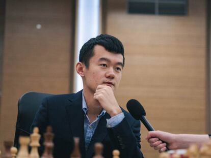 Liren Ding concede una entrevista pocos minutos después de ganar el desempate de la semifinal