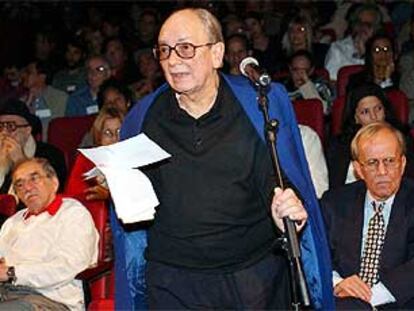 Alfredo Guevara (de pie), presidente de la Fundación del Nuevo Cine Latinoamericano, pronuncia el discurso inaugural. A la izquierda, García Márquez, y el presidente del Parlamento cubano, Ricardo Alarcón, a la derecha.