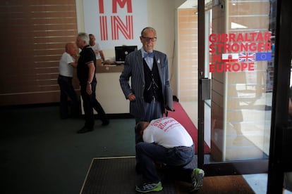 A volunteer ties the shoes of former Gibraltar Mayor Solomon Levy.