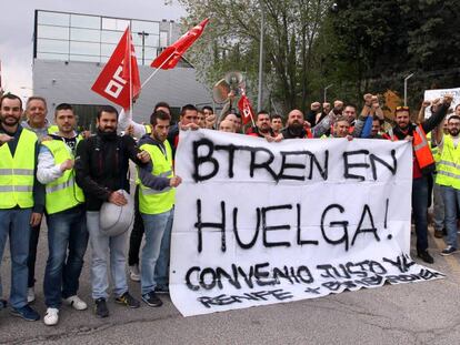 Trabajadores concentrados a la puerta de la sede de Fuencarral.