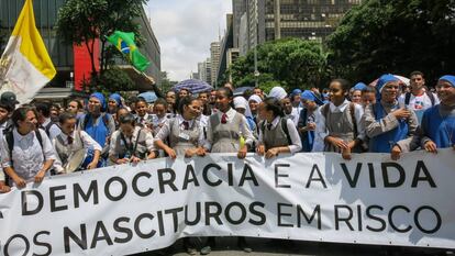 Manifestantes fazem protesto contra o aborto na avenida Paulista, em São Paulo.