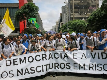 Manifestantes fazem protesto contra o aborto na avenida Paulista, em São Paulo.