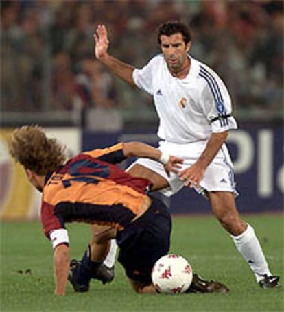 Figo trata de driblar a un rival, en un momento del partido jugado en Roma.