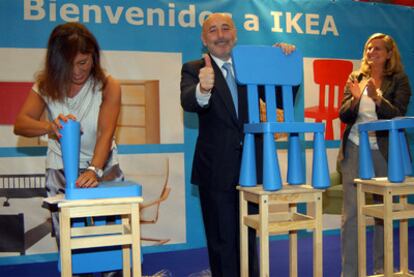 La conselleira de Traballo, Beatriz Mato (en la foto, intentando montar una silla infantil) y el alcalde de A Coruña, Javier Losada (ya con ella lista), inauguraron el centro comercial con la directora general adjunta de Ikea Ibérica, Danielle Seguin.