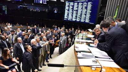 Deputados discutem durante a sessão desta quinta-feira.