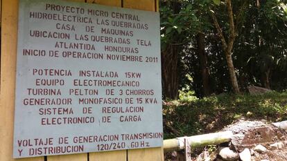 Especificaciones técnicas de la hidroeléctrica indicadas en el exterior de la sala de la turbina.