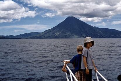 Hugo, hijo del autor, durante un paseo por el lago Atitlán, en Guatemala.