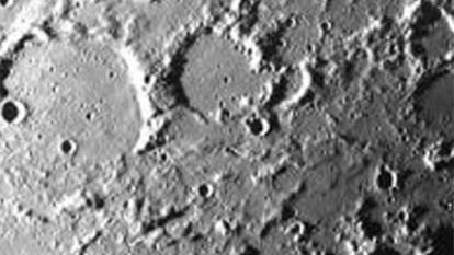 Una de las imágenes de la Luna tomadas por la sonda<i> Smart-1,</i> en la que se observa, abajo, a la derecha, el cráter Mouchez, cercano a la longitud cero.