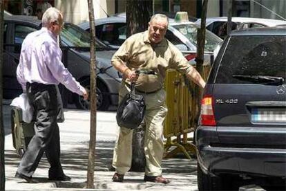 José Javier Azpiroz y Juan María Saralegui, tras quedar ayer en libertad después de declarar ante el juez.