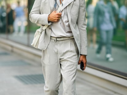 Los pantalones de lino para hombre son una opción estilosa y fresca para el verano. GETTY IMAGES.