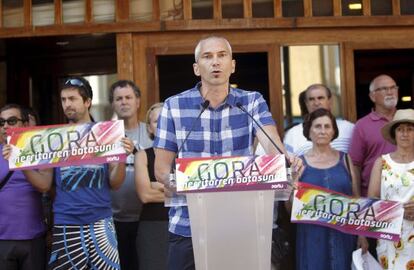 El portavoz de Sortu, Joseba Permach, ha realizado declaraciones en Zarautz sobre la situación política.
