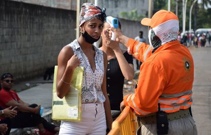 En Tapachula, la ciudad fronteriza en Chiapas, las autoridades miden la temperatura a los migrantes antes de ingresar a las oficinas del INM el pasado mayo