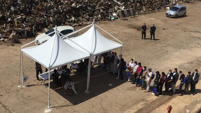 En la carpa del registro haba miembros de la Agencia Europea de la Guardia de Fronteras y Costas (Frontex), tambin del Alto Comisionado de Naciones Unidas para los Refugiados (Acnur), de la Organizacin Internacional de las Migraciones (OIM), de la ONG Save the Children y Cruz Roja para asistir a los migrantes.