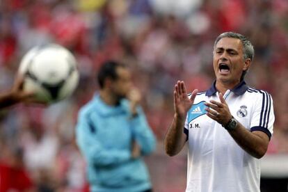 Jos&eacute; Mourinho, durante el partido ante el Benfica.