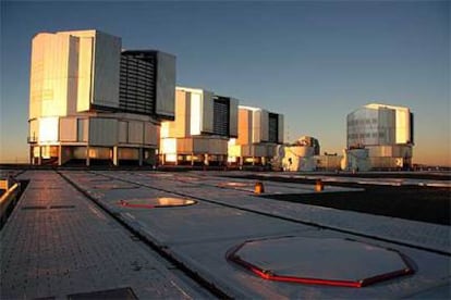 Los edificios de los cuatro telescopios gigantes del conjunto VLT, en la cumbre de Cerro Paranal (desierto chileno de Atacama).