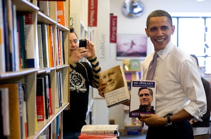 Barack Obama en 2010, cuando era presidente, en una visita a la librería Prairie Lights, centro de la vida literaria de Iowa City.