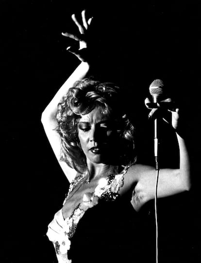 María Jiménez, en una actuación en 1986.