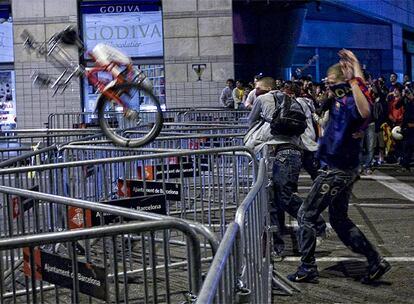 Los grupos de alborotadores llegaron a lanzar bicicletas contra los antidisturbios, como la que se aprecia en la fotografía.