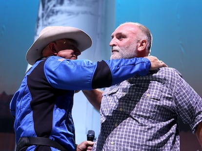 Jeff Bezos abraza a José Andrés, este martes en Van Horn, Texas.