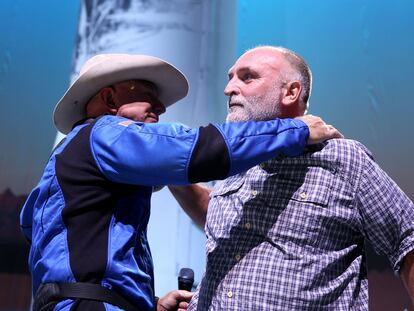 Jeff Bezos abraza a José Andrés, este martes en Van Horn, Texas.