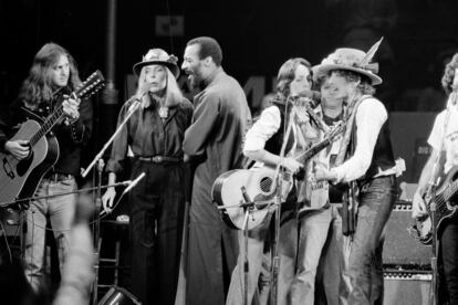 Roger McGuinn, Joni Mitchell, Richi Havens, Joan Baez y Bob Dylan interpretan el final de la gira The Rolling Thunder Revue, en diciembre de 1975 en el Madison Square Garden de Nueva York.