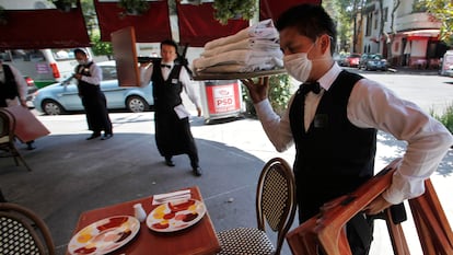 Un grupo de meseros labora en un restaurante de Ciudad de México. 