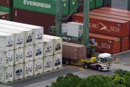 Un camión carga contenedores en una estación de tránsito en Tokio. EFE/Archivo